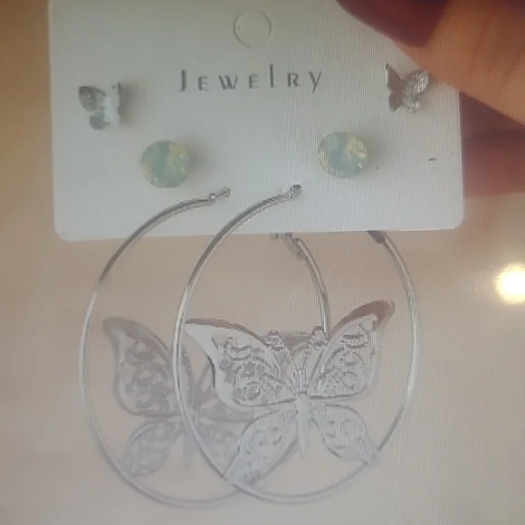 Beautiful butterfly headband/crown and 3 pairs of earrings. - Picture 6 of 9